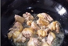 鍋內倒點花生油燒熱，把雞塊放進去炸至金黃后撈出瀝油；