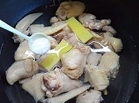 把略煮的雞翅和薑片放入鍋中，加入與雞翅持平的清水，加入適量鹽、糖、醬油、食用油和少許的芝麻油並調味；