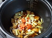 最後放入切片的紅蘿蔔、蒜片、和切段香芹，開啟收汁模式，待湯汁收的略為濃稠時，出鍋后撒入少許的蔥花即可。

