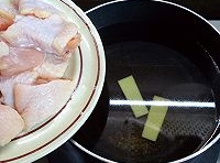 鍋中倒入適量的水，放薑片與料酒，等水開后，下入雞翅略煮后，撈出晾一下；
