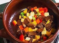 在另一油鍋里熱鍋冷油，把杏鮑菇、胡蘿蔔、辣椒、彩椒粒放進去翻炒會；