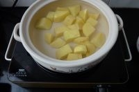 土豆去皮后洗凈切成塊，放入開水鍋里煮熟；