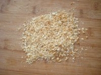 花生米放入鍋里炒熟後去皮，再碾碎加入黑糖里和勻；