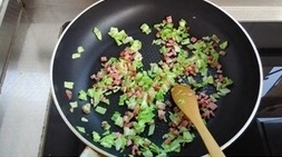 把火腿丁放進去煎會，放入圓白菜丁微煎至半熟關火；