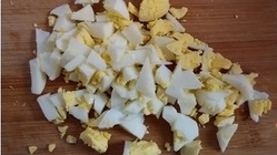 煮熟的雞蛋去殼后切成小丁；