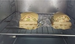沙拉上面再蓋上一片乳酪片送入烤箱，200度，烤十分鐘至乳酪片融化即可；