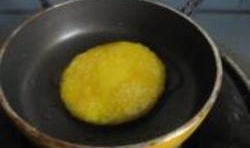 在鍋中放入少許的油，放入揉好南瓜餅煎制，直到兩面成金黃色即可。