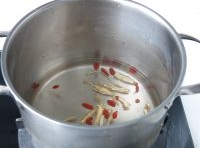 鍋中加入500毫升的清水，把沖洗乾淨的當歸、枸杞放進去，用大火煮開一刻鐘后晾涼；
