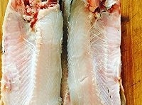 草魚去除內臟、魚鰓、從魚的尾部入刀，沿著魚胸骨向前推動，將魚用刀切成兩半后，魚胸骨自然就切下來了，再把魚肚兩側的黑膜清洗乾淨；

