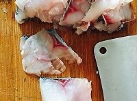 把魚肚兩側的魚刺切掉，把魚肉的尾部切成薄片；