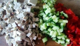 將小西紅柿子、紅椒和黃瓜洗凈切丁，豆乾切成丁；