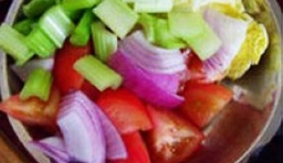 土豆和洋蔥去皮切塊，西紅柿、胡蘿蔔和白菜洗凈切塊，芹菜切段；
