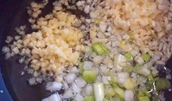 在炒鍋加入適量的油燒熱后，放入切沫生薑、大蒜和蔥用小火炒香；
