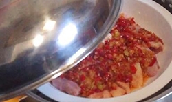 最後辣醬在雞肉上，放入蒸鍋，蒸上30分鐘即可。

