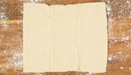 冷藏好后取出，擀成方形，麵皮中均勻的抹上黃油；