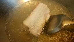 五花肉放入滾水鍋里煮兩分鐘，再用冷水清洗表面；
