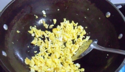 炒鍋加入適量油燒熱，將雞蛋打入碗中，加入少許鹽攪打勻后，到入燒熱的油鍋中，炒到鍋中蛋液凝固后，用鍋鏟子划散，盛出；
