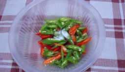 將青椒和青椒用清水沖洗乾淨，切段，撒入少許鹽腌上一會兒；

