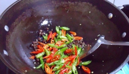 另起油鍋燒熱，放入豆豉炒出香味來，加入切段青椒和紅椒翻炒片刻；

