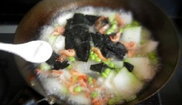 放入紫菜，青蝦，用大火煮上3分鐘左右後，再加點適量的鹽煮開；
