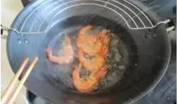 鍋里倒油燒熱，放入蝦煎一下，使兩面變色后撈出；
