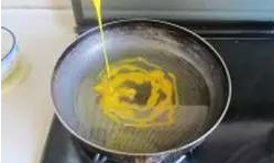 雞蛋取黃，加入芝士粉攪拌均勻；