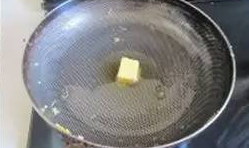 鍋中留點油，把黃油放進去至溶化后把鮮蝦放進去；