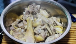 把雞洗凈后斬成塊放入沸水鍋中氽約2分鐘去掉血水撈出晾涼；