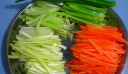胡蘿蔔、圓椒分別洗凈切成絲，韭黃、香芹切成段；