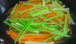 胡蘿蔔絲、香芹、圓椒放入開水鍋里焯5秒鐘撈出過涼；