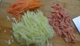 白菜撕成片，用清沖洗乾淨切絲，火腿切碎，麥仁預先煮熟；
