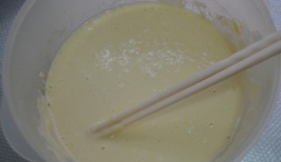 在碗中加入麵粉和雞蛋，放入少許的鹽和適量水和成麵糊狀；