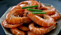 蝦很容易熟，炒至色澤漸黃即可起鍋；
