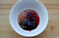 在乾淨的碗中加入番茄醬、醋、蚝油、糖和適量的水調成料汁；
