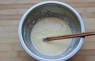 在麵粉中打入一個雞蛋加入少許水，調成稀稠適中的麵糊；
