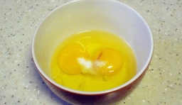 在乾淨的碗中將雞蛋打散，放和鹽和少許水並用筷子打散；
