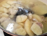 雞肉放入燒熱的開水裡氽燙去掉血水后，與柚子、薑片同時放進注水的湯鍋內燒開；