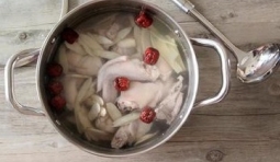 汆燙雞肉時燙3分鐘后撈起，在冷水裡沖去雜質；