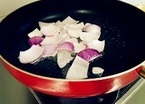 鍋中加入適量的油燒熱，放入切好洋蔥塊翻炒片刻；