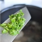 蓋上鍋蓋，繼續燉10分鐘后，加入適量鹽，出鍋前撒入切段香菜即可。
