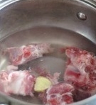 排骨冷水下鍋，放入兩片姜，煮到鍋中的水滾開后，撈出；
