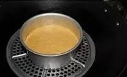 在模具底部和周邊塗一層少許的黃油，裝入南瓜麵糊，放在溫暖濕潤處發酵一下；
