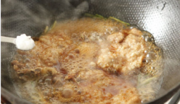 鍋中留有少許的底油，加入蔥段和姜沫，放入炸好大排，調入適量的醬油和適量的開水，合上鍋蓋，用小火燜煮上20分鐘左右；