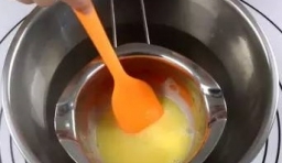 蛋糕的製作，黃油和牛奶倒入融化鍋內隔熱水至黃油融化；