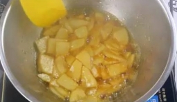 立即倒入開水攪拌融合，把煮好的蘋果鋪在蛋糕模底，剩餘的汁留著；