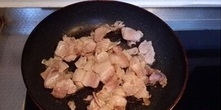 炒鍋中放入適量的油燒熱，倒入切片的五花肉煸炒出油脂；

