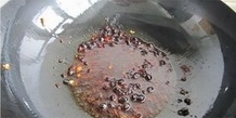 炒鍋中加入植物油燒熱，放入姜沫，要炒出香味，加入辣椒醬炒出紅油來；
