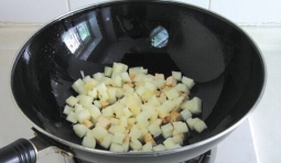 接下來在炒鍋中倒入蓮藕丁翻炒2分鐘；

