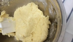 麵粉要過篩，加入泡打粉、椰蓉和少許的鹽，要完全混合，加入黃油糊，翻拌至無乾粉；
