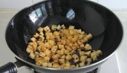 調入辣椒醬、醬油、和適量的鹽，用鍋鏟翻炒均勻；
